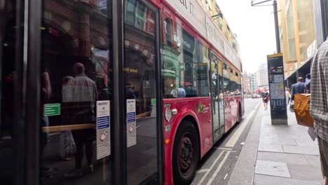 bus 24 navigating a busy london street