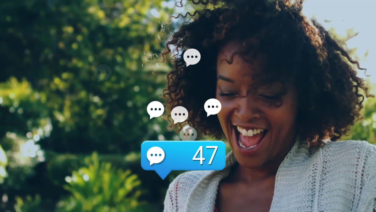 animación de iconos de los medios sobre una mujer biracial usando una tableta