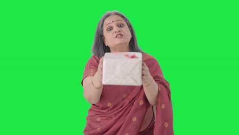 Glückliche-Alte-Indische-Frau-Gibt-Ein-Geschenk-Greenscreen