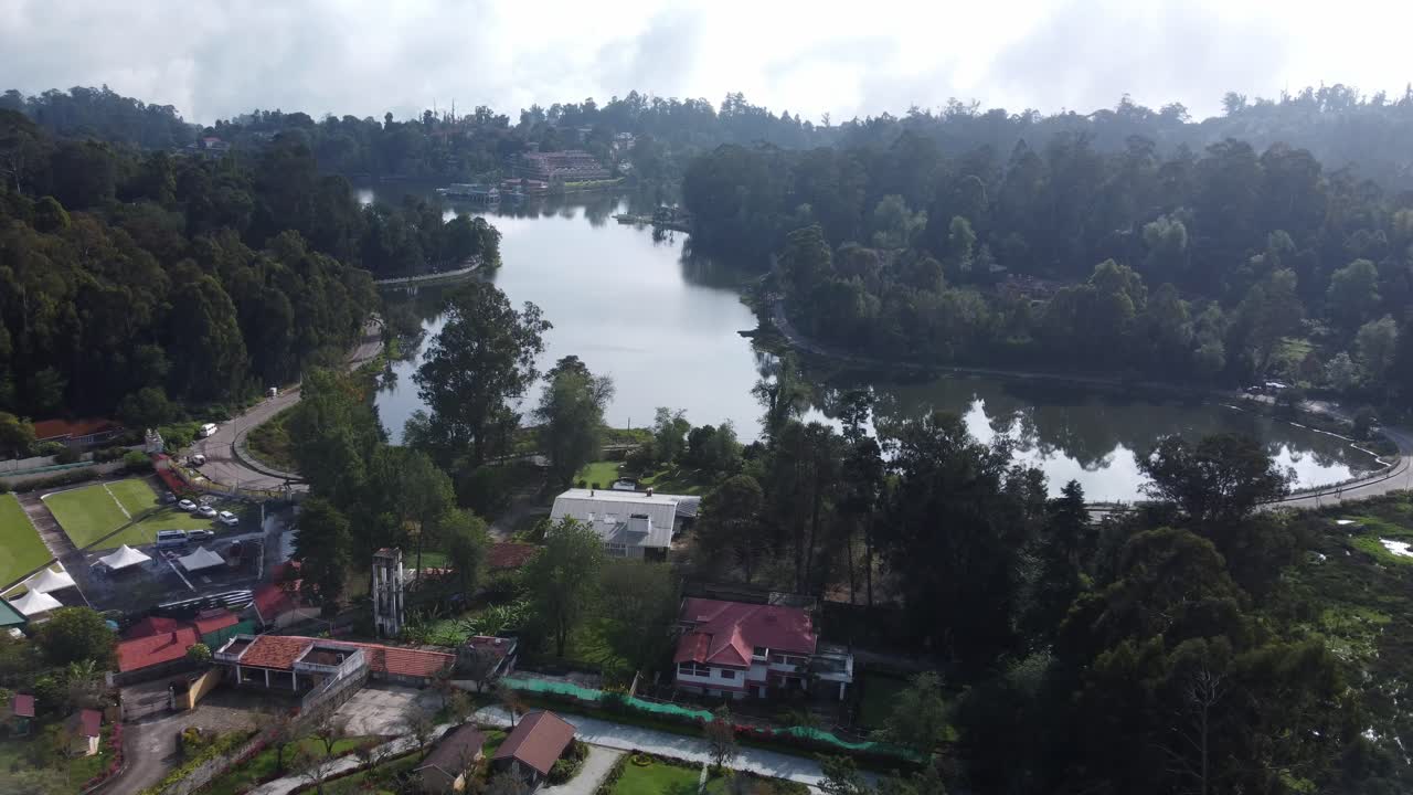 vista aérea panorámica del lago kodaikanal en la ciudad de kodaikanal, tamil nadu, india