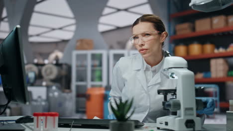 investigador médico desarrollando un proyecto en un laboratorio clínico moderno de primer plano.
