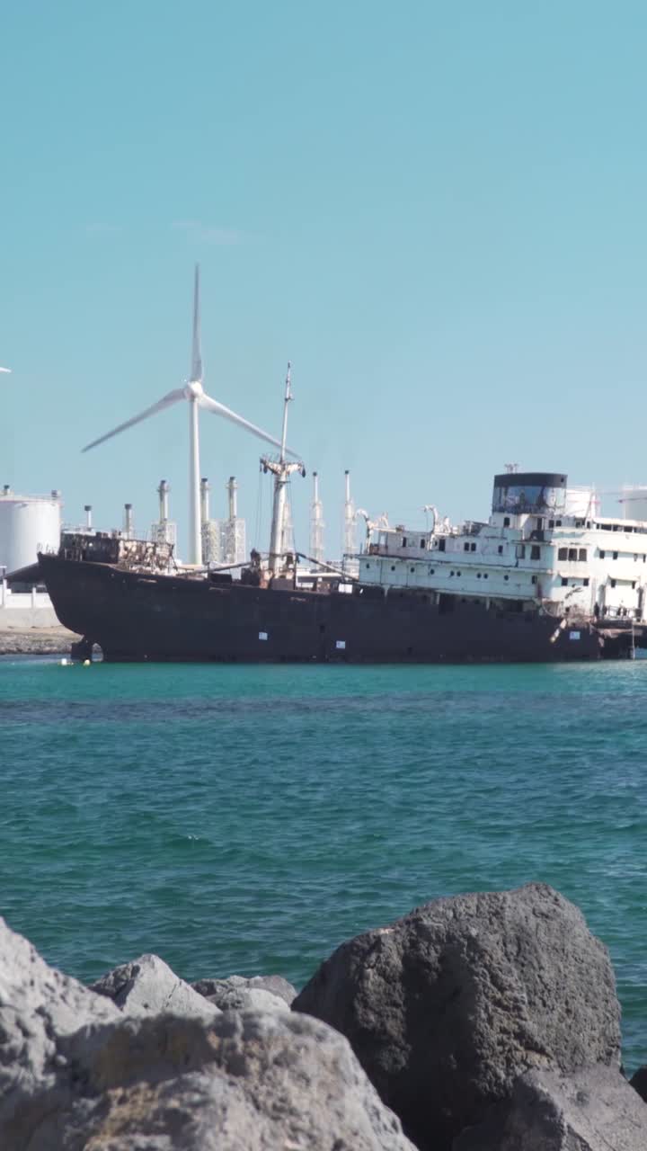 barco abandonado en un puerto con antecedentes industriales