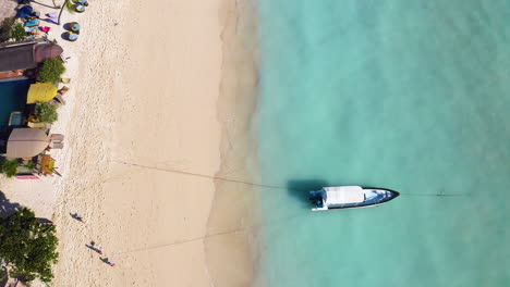 Langsame-Filmische-Aufnahme-Eines-Segelboots-An-Der-Küste-Von-Bali,-Indonesien,-Sonnenuntergangsstrand-In-Nusa-Lembogan