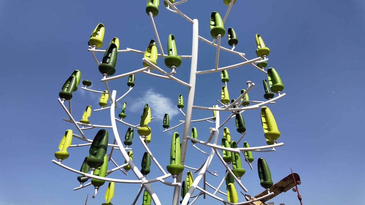 Video al rallentatore di una moderna installazione artistica a forma di albero con elementi stilizzati a forma di foglia in plastica al Futuroscope a Poitiers, Francia
