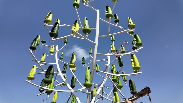 Video al rallentatore di una moderna installazione artistica a forma di albero con elementi stilizzati a forma di foglia in plastica al Futuroscope a Poitiers, Francia