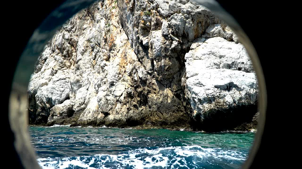 на скалистом берегу острова