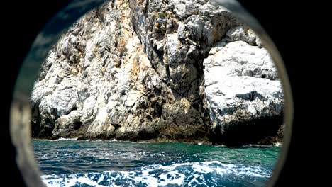 en la orilla rocosa de la isla