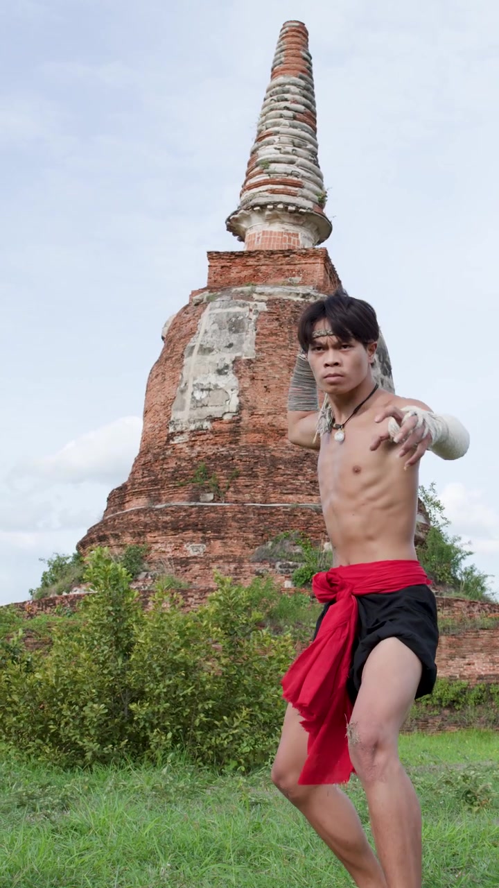 Luchador de Muay Thai practicando artes marciales tradicionales en un templo antiguo