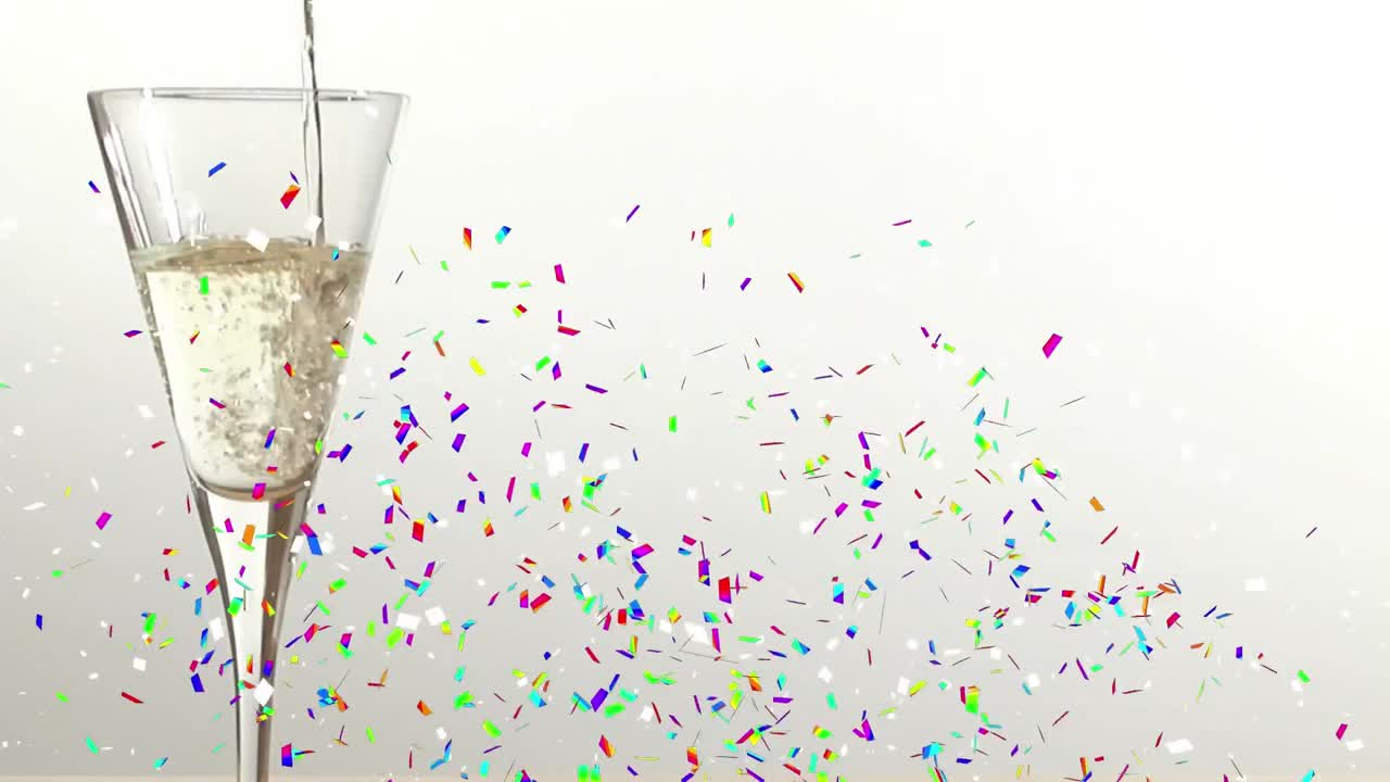 animación de champán vertiendo en vasos y confeti explotando sobre un fondo blanco
