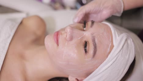 mujer que recibe tratamiento facial