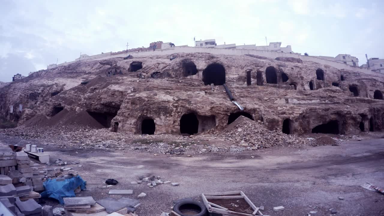 casas de caverna de urfa vacías en el centro de la reconstrucción de la ciudad