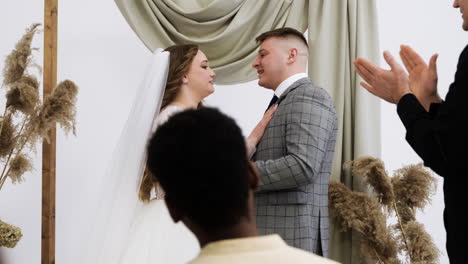 pareja en el altar