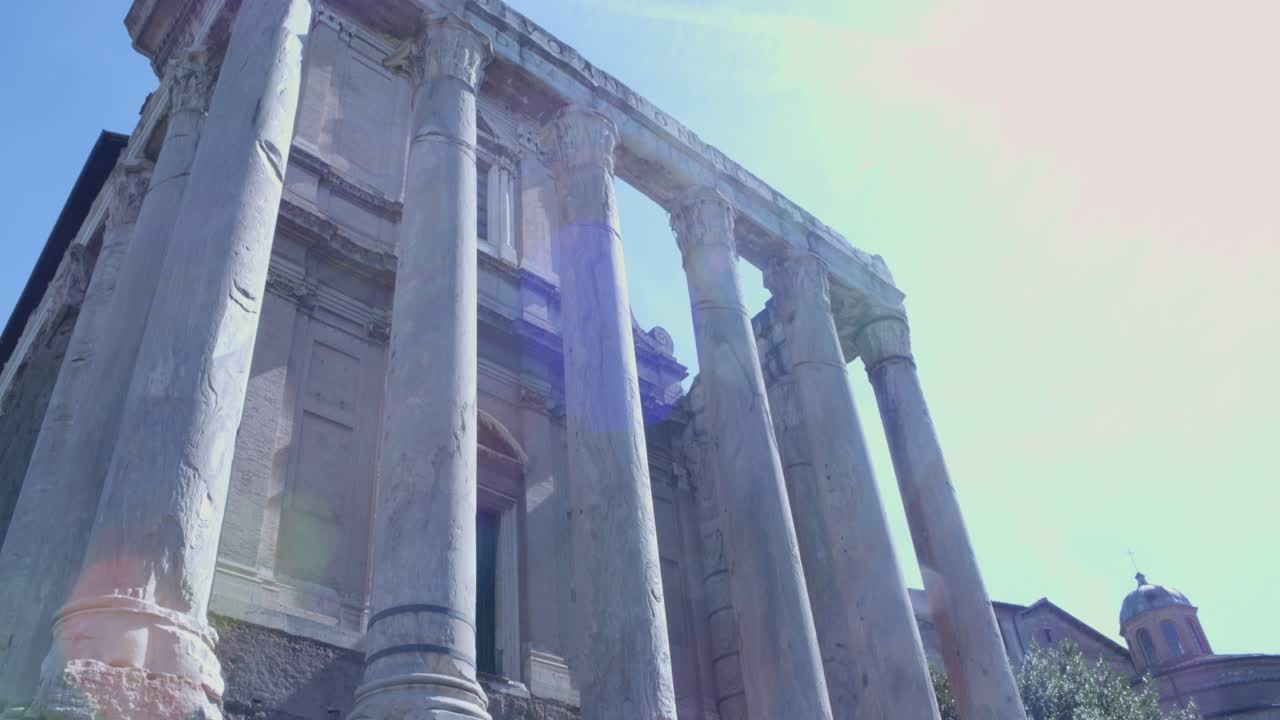 Maestose colonne di un antico tempio romano contro il cielo blu