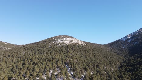 cordillera nevada contra el cielo azul claro en el valle de fuenfria, cercedilla