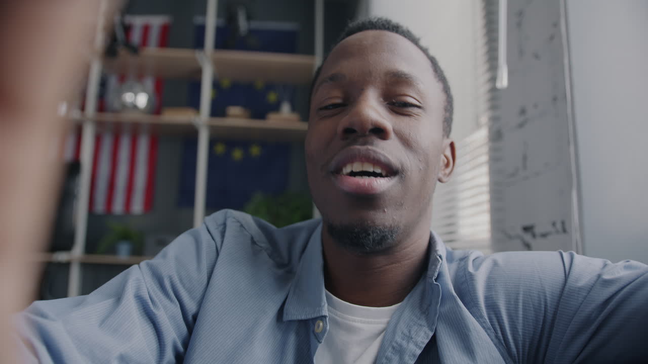 hombre haciendo una llamada de video en casa