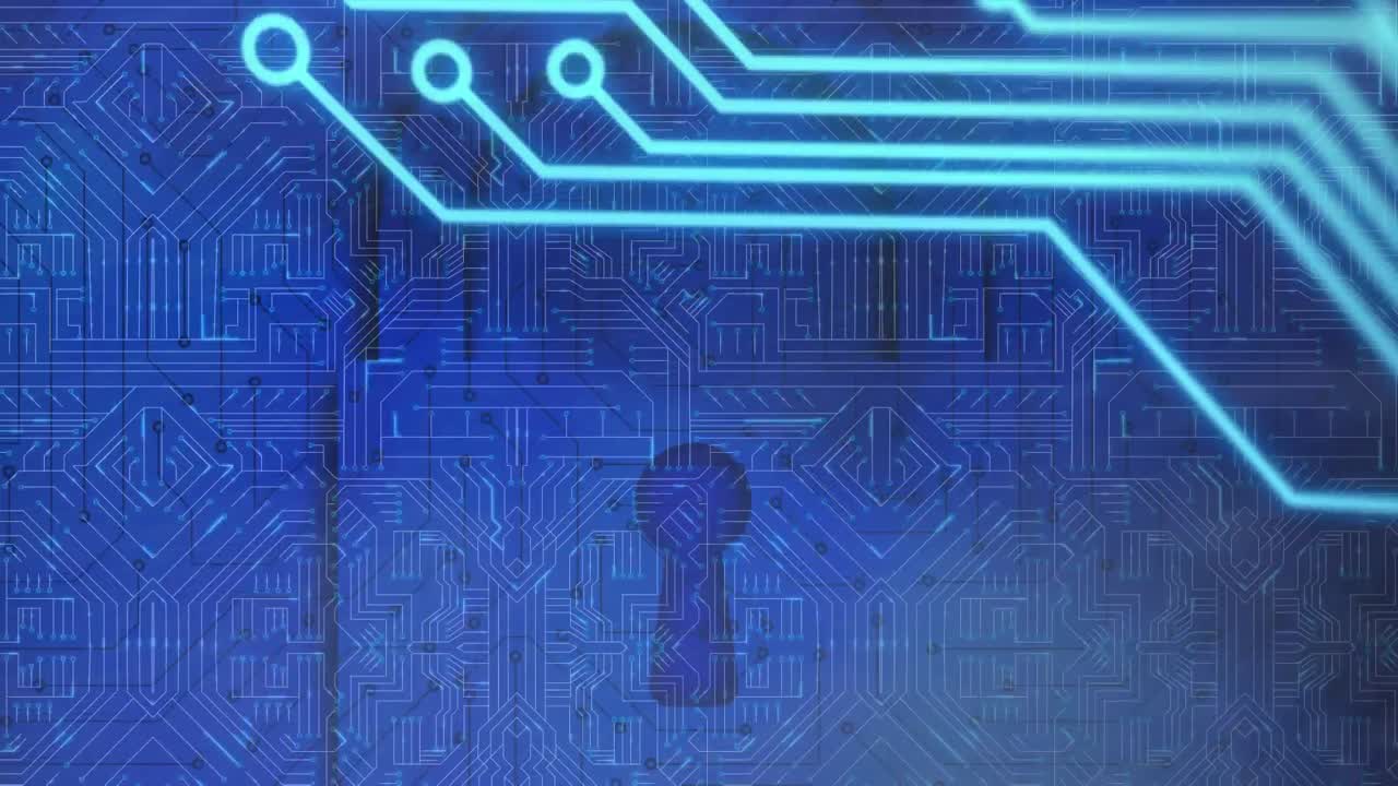 animación de un candado de seguridad en línea con procesamiento de datos en una placa de circuitos informáticos