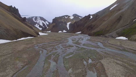imágenes aéreas de drones del paisaje de landmannalaugar en las tierras altas de islandia.