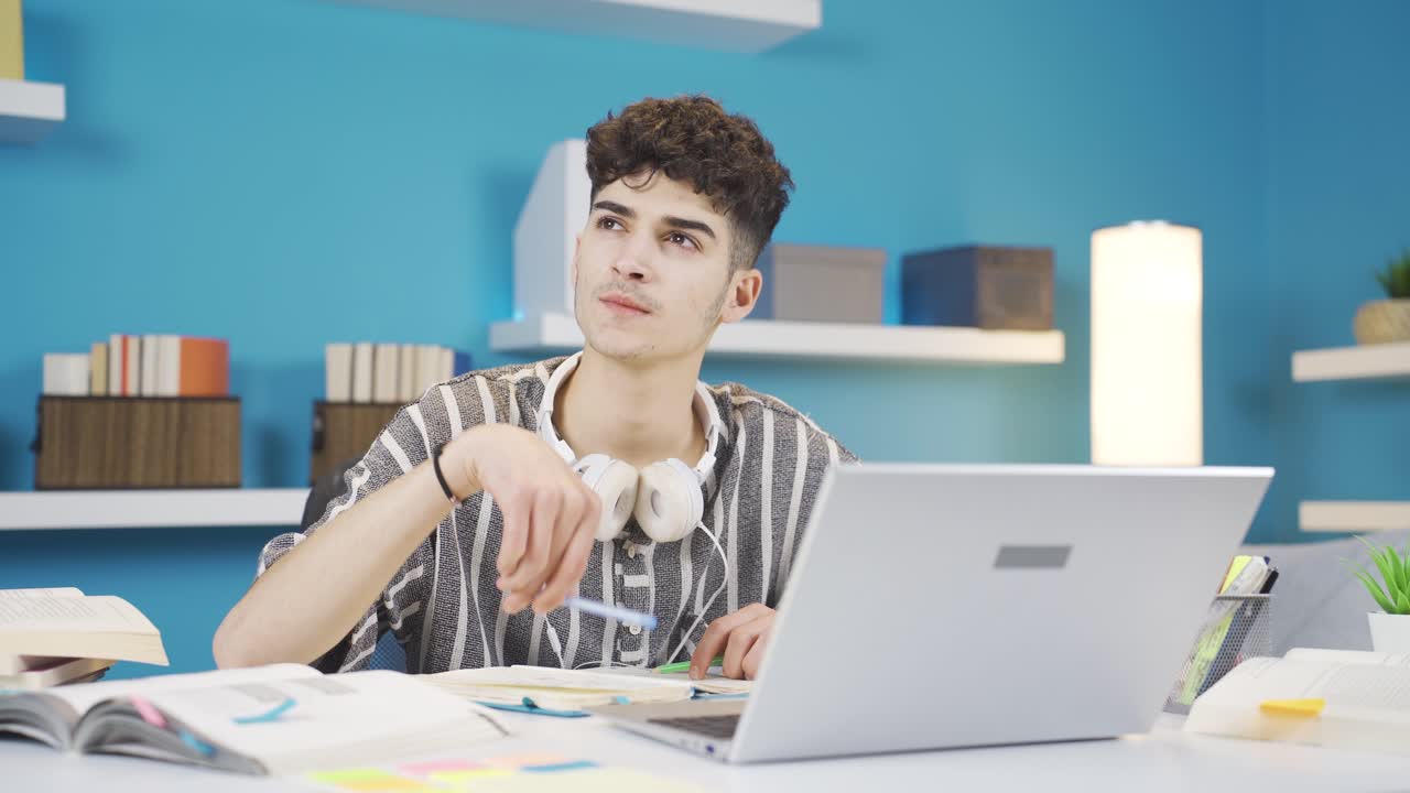 mientras hace la lección, el estudiante reflexivo tiene una idea y se alegra.