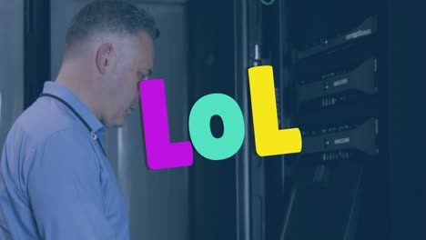 Animation-Von-Lol-über-Einem-Kaukasischen-Mann,-Der-Server-überprüft