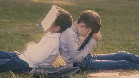 Chicos-Cansados-Con-Camisas-Y-Jeans-Duermen-Con-Libros-En-Las-Manos