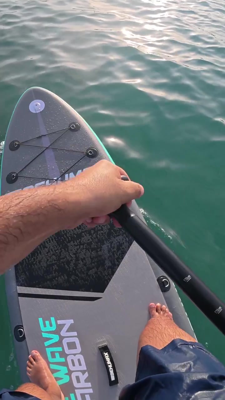 Seseorang Paddleboarding di Air Laut yang Tenang