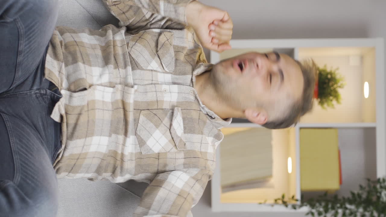 행복한 춤추는 남자의 수직 비디오 기 ⁇ 으로 가득 차 있습니다.