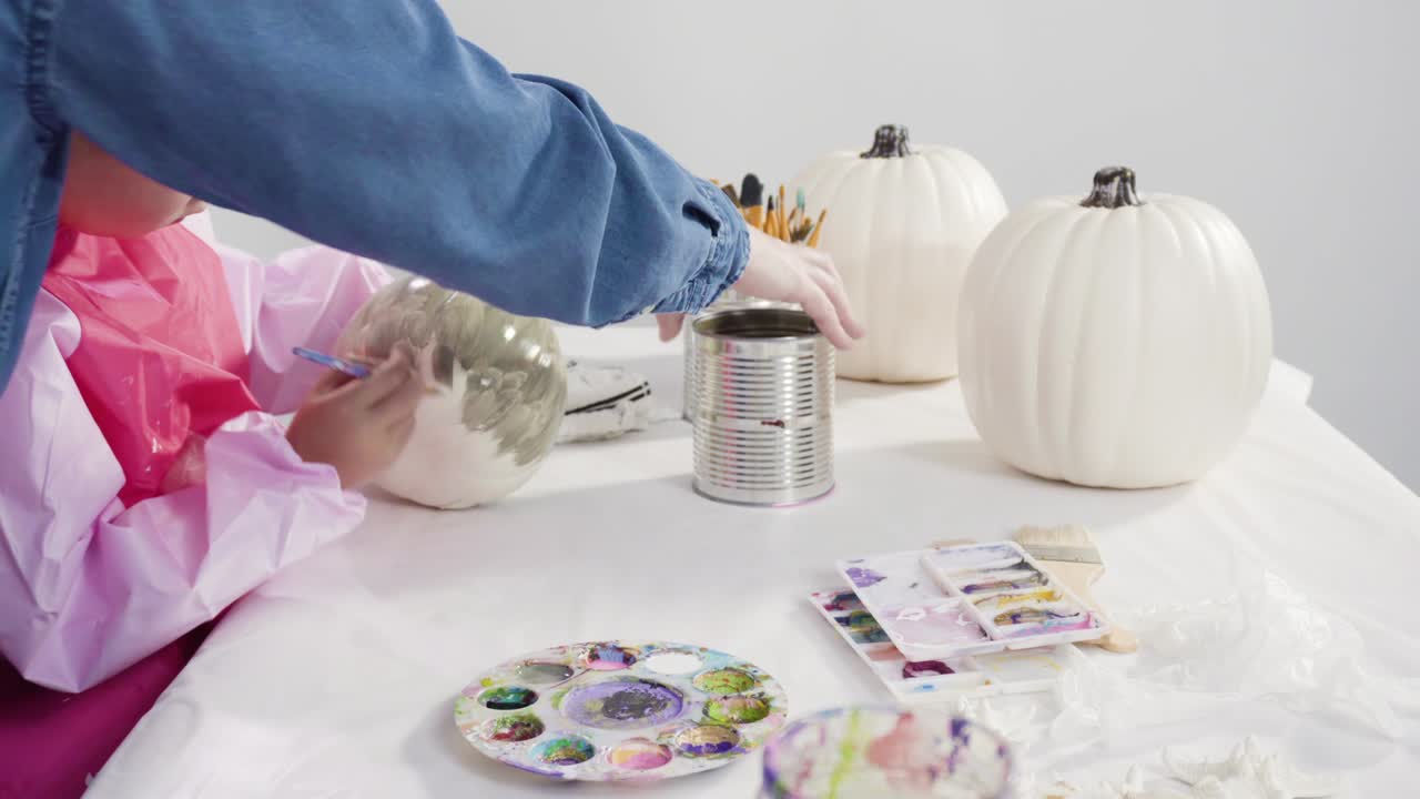 pintar calabazas artesanales con pintura acrílica para crear sirenas decoradas
