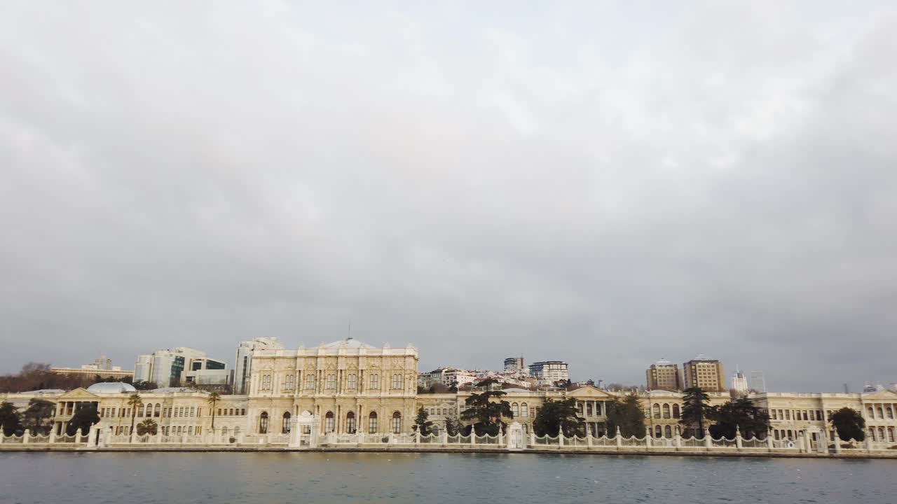 터키 이스탄불에서 보스포루스 항해를 하는 관광객들