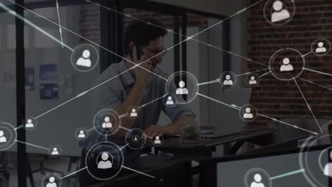 animación de la red de personas iconos sobre el hombre en el teléfono inteligente trabajando con computadora portátil en la oficina