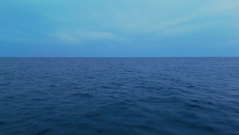 조용한 바물, 밝은 하늘 아래, 부드러운 파동, 광활한 지평선.