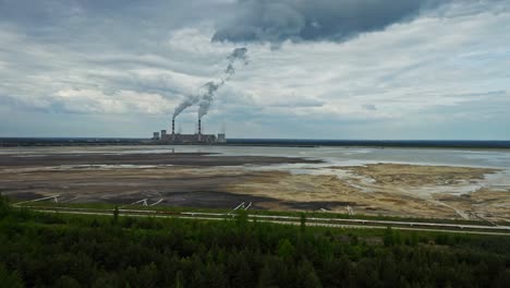 humo oscuro saliendo de las chimeneas de la planta minera industrial