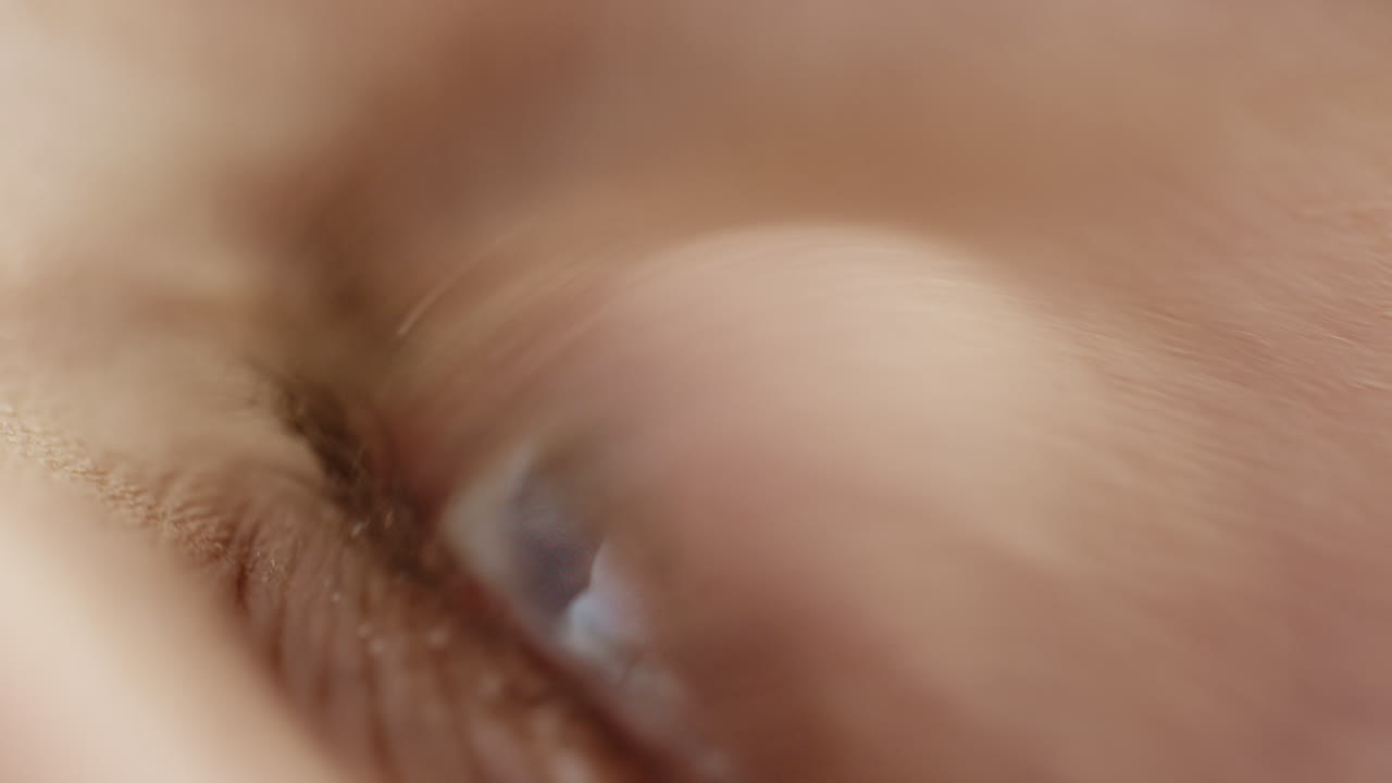 눈방울을 사용하는 액체 의약품 건강한 시력 명확성 개념