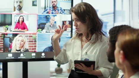 empleados que asisten a una reunión de videoconferencia remota en línea con el gerente general