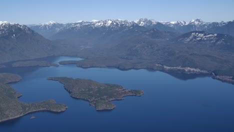 hermosa costa aislada y montañas cubiertas de nieve vista aérea