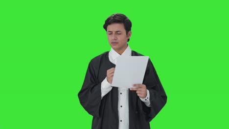 abogado indio confundido leyendo contratos pantalla verde