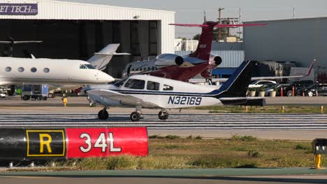 Kleines-Flugzeug-Bereitet-Sich-Auf-Den-Start-Vor