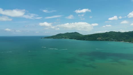 Imágenes-Aéreas-De-Naturaleza-Cinematográfica-De-4k-De-Un-Avión-No-Tripulado-Que-Vuela-Sobre-La-Hermosa-Playa-De-Patong-En-Phuket,-Tailandia-En-Un-Día-Soleado