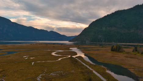 Montañas,-Agua-Y-árboles-En-Howe-Sound.