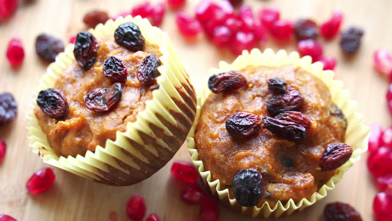 muffins de calabaza frescos horneados fuera del horno muffins decalabaza veganos usando calabaza asada real en un cuenco receta sana sin lácteos vegana