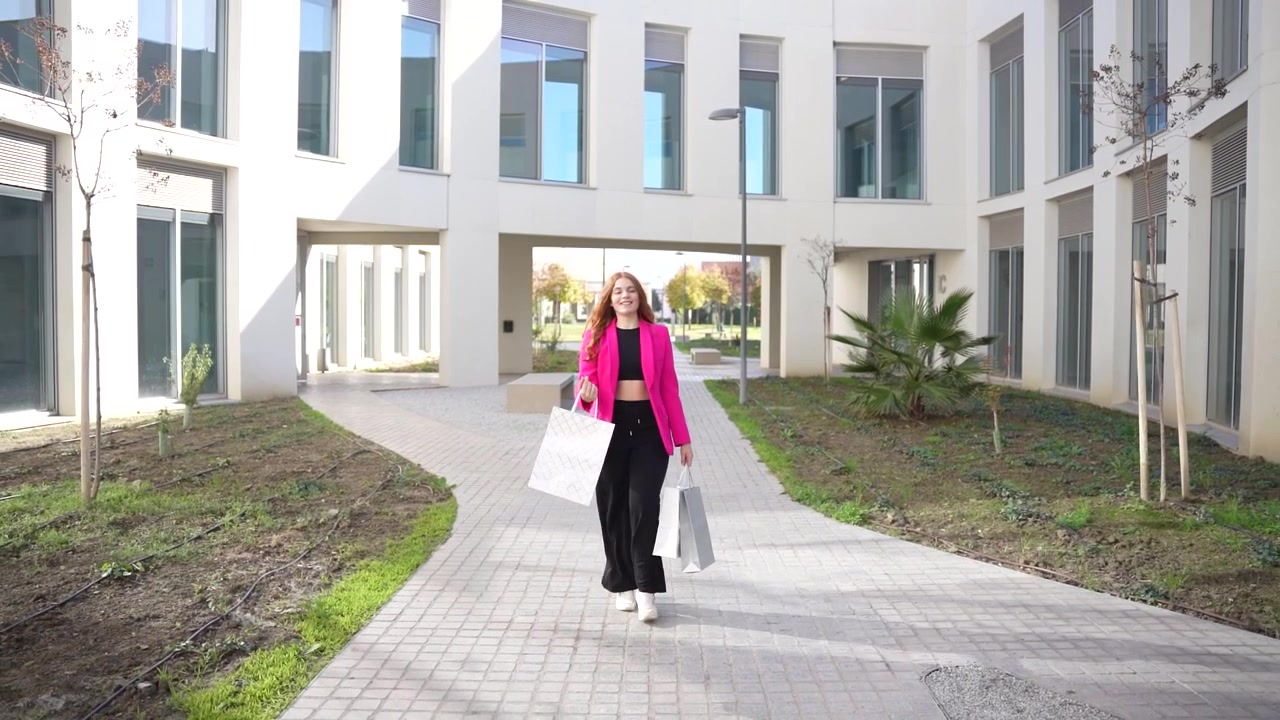 Arquitetura moderna com uma passarela elegante projetada para uso de pedestres e atividades de lazer