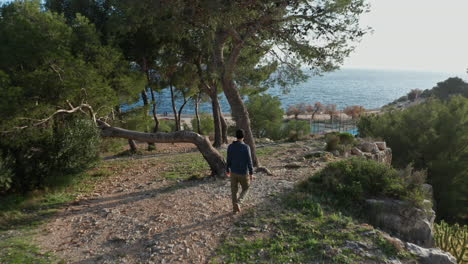 Hombre-Haciendo-Senderismo-En-La-Naturaleza-Cerca-De-Cassis-En-El-Sur-De-Francia