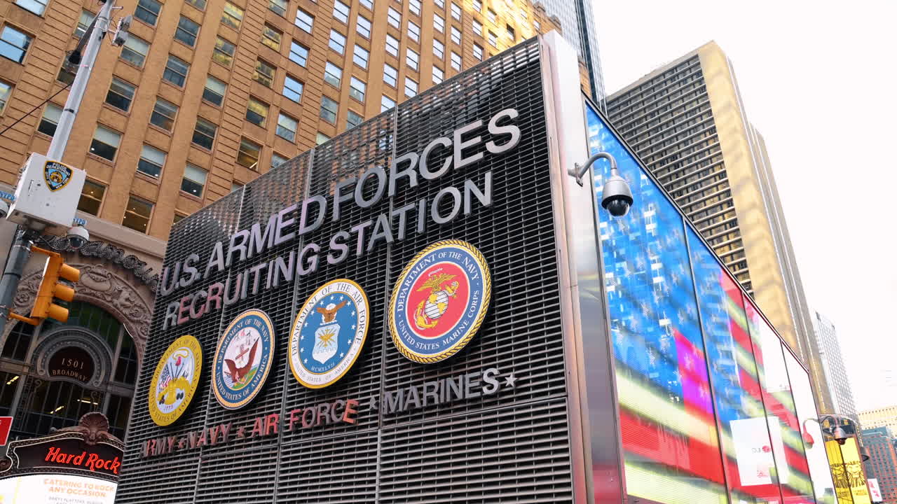 Ufficio di reclutamento a Times Square. La trafficata Times Square ospita un ufficio di reclutamento delle forze armate degli Stati Uniti, circondato da edifici e luci iconici.