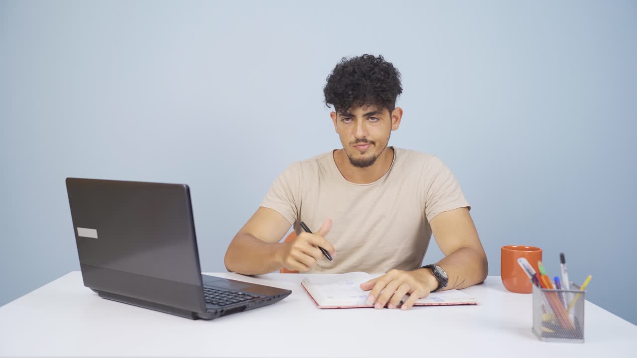 expresión negativa de un hombre usando una computadora portátil.