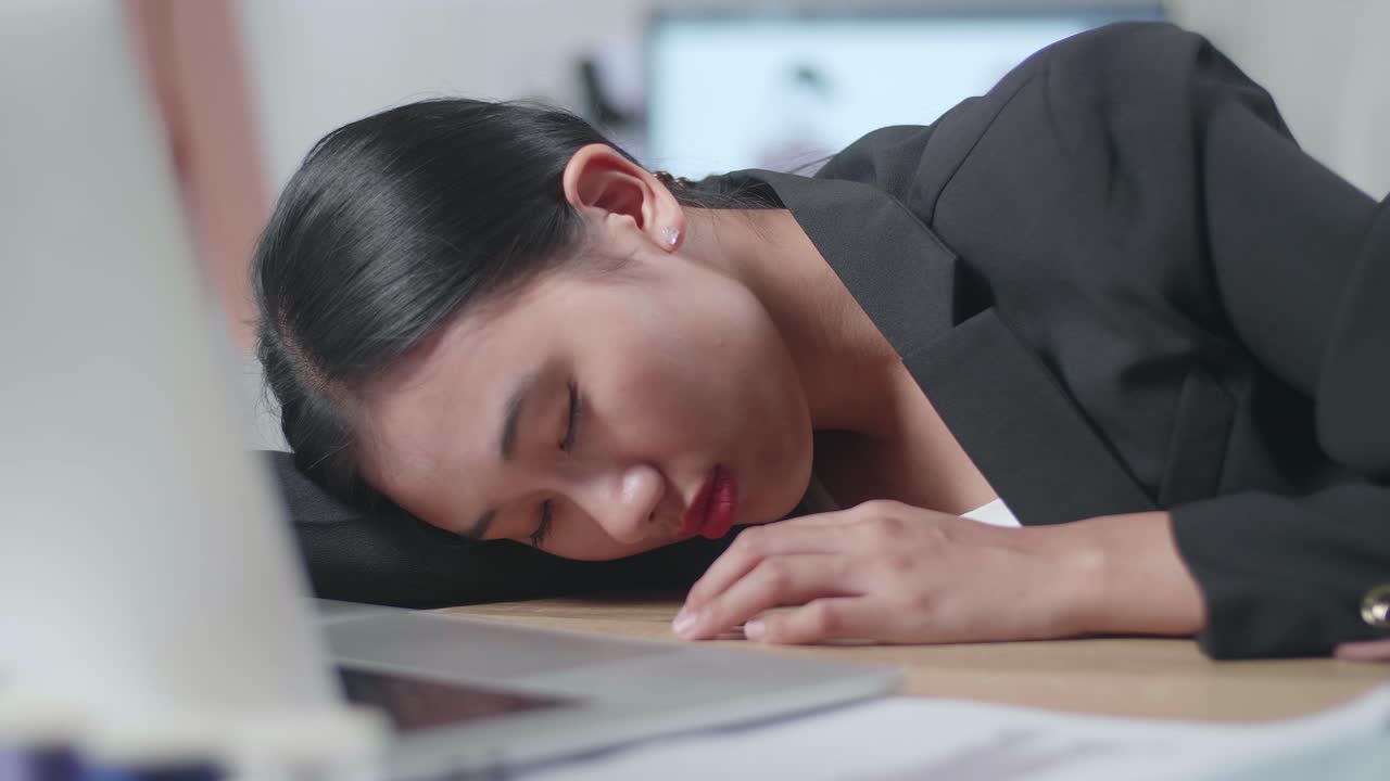 스튜디오에서 옷을 디자인하는 동안 노트북과 함께 비즈니스 슈트를 입은 아시아 여성 디자이너의 클로즈업