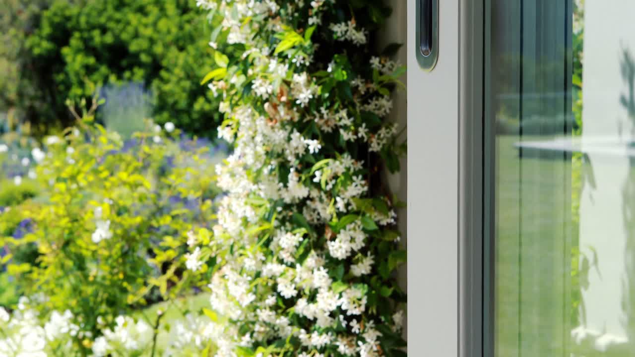 행복한 아버지와 아들이 거실에서 즐거움을 즐기고 있습니다.