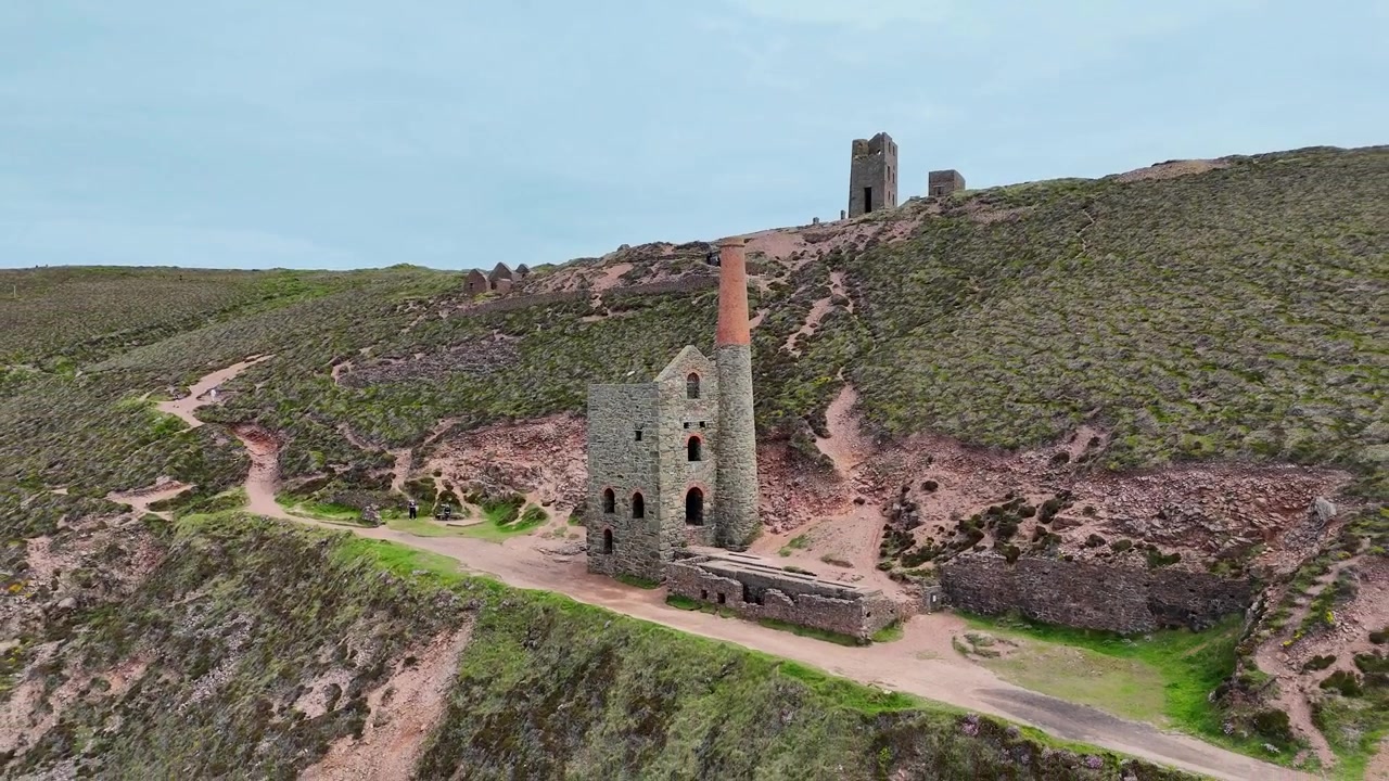 Imágenes aéreas de dron en 4K de las icónicas ruinas de la mina de estaño Wheal Coates y el pozo de Towanroath, encaramados dramáticamente en el escarpado acantilado de Cornualles cerca de Chapel Porth y St Agnes Head.