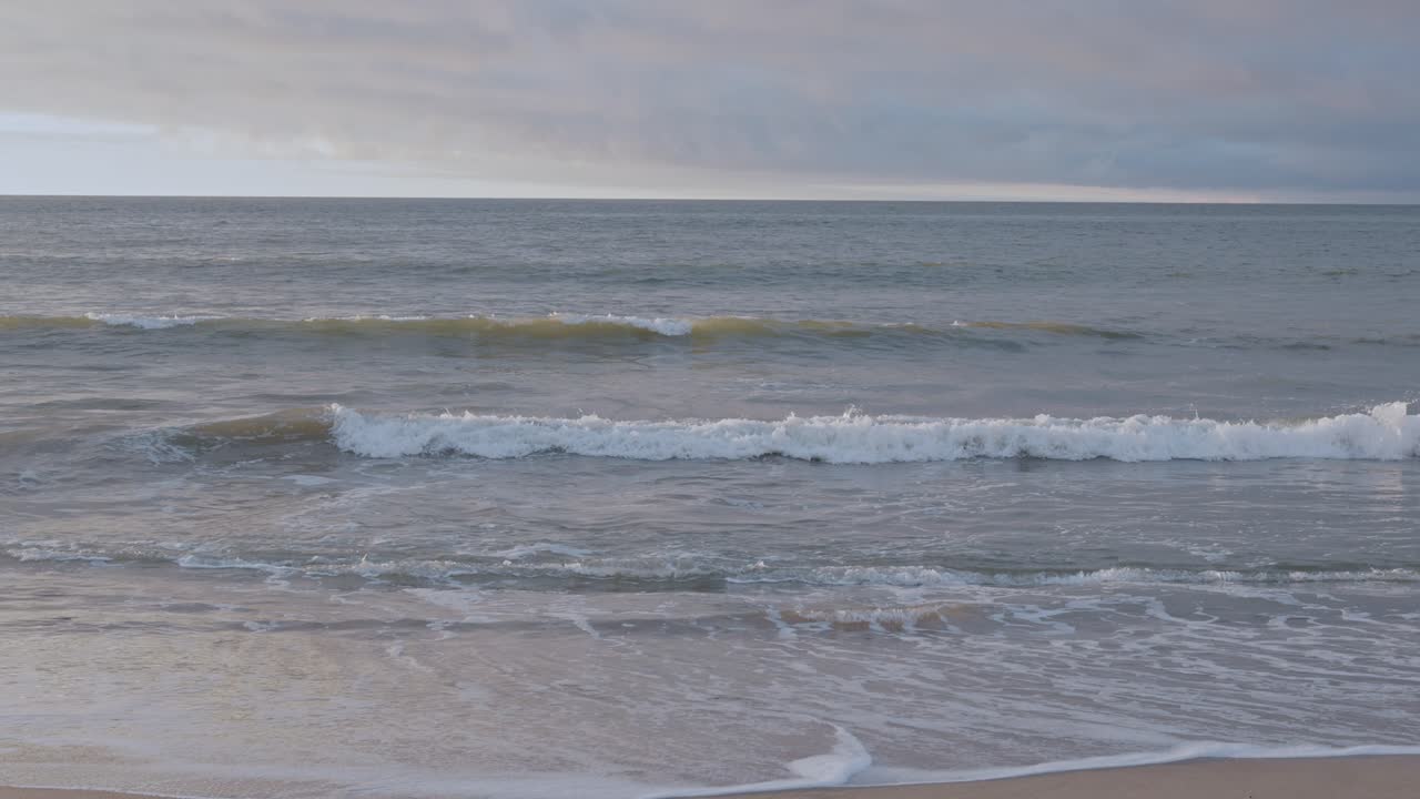 해안에 있는 바다의 거품이  ⁇ 는 파도
