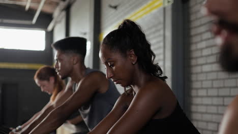 personas que trabajan en bicicletas de ejercicio en el gimnasio