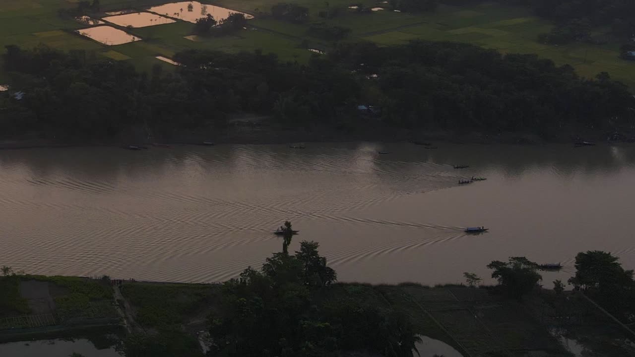 barcos de pescadores en el río surma al atardecer en el campo rural de bangladesh