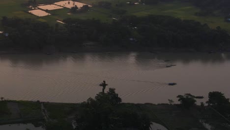 Fischerboote-Im-Fluss-Surma-Am-Abend-In-Der-Ländlichen-Landschaft-Von-Bangladesch